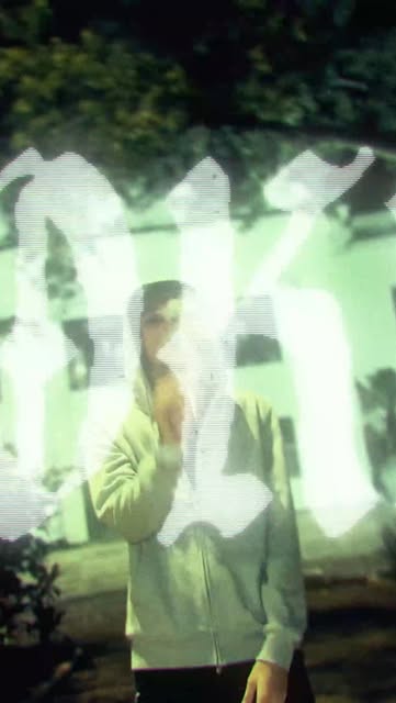 Frame noturno com tipografia grande e textura de tela